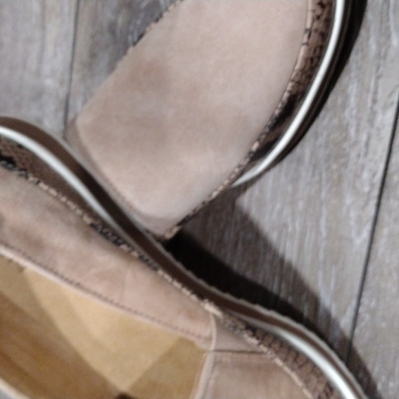 Naturalizer tan suede loafers with python print leather trim. Size 9.5 Wide - Picture 12 of 14